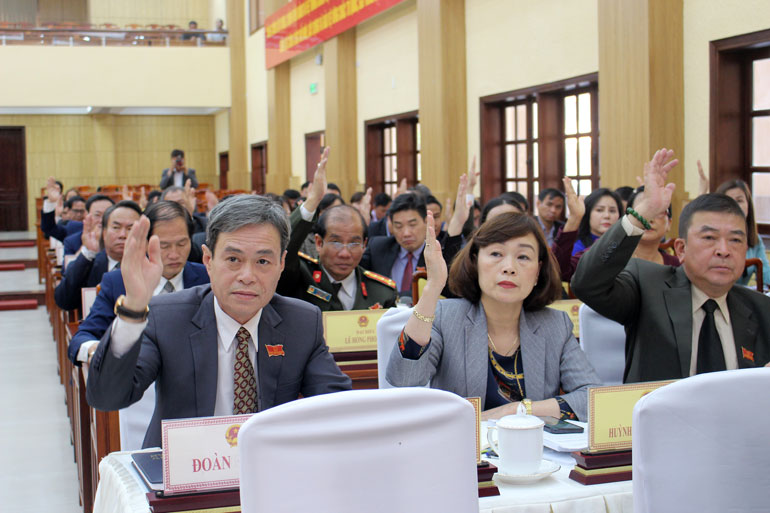 Các đại biểu HĐND tỉnh biểu quyết thông qua Nghị quyết về Đồ án quy hoạch chung thành phố Bảo Lộc và vùng phụ cận đến năm 2040